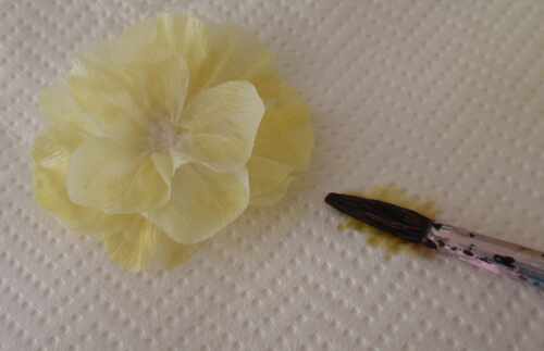 Gebastelte Krepppapierflowers einfärben